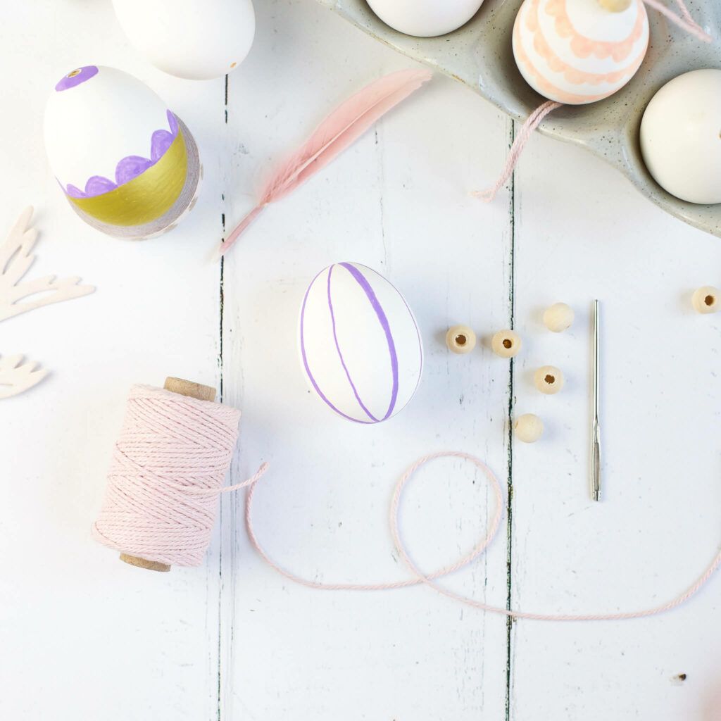 Band durch Ei fädeln