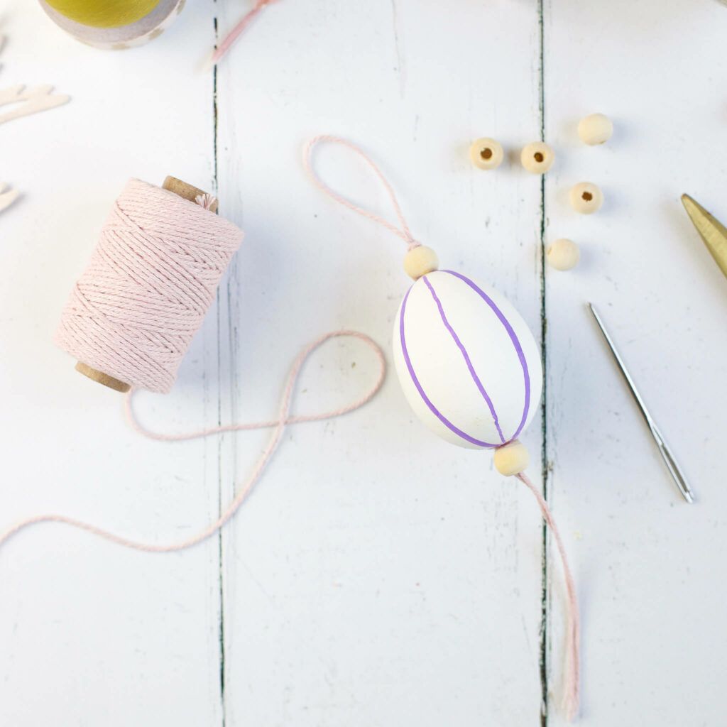 Band durch Ei fädeln