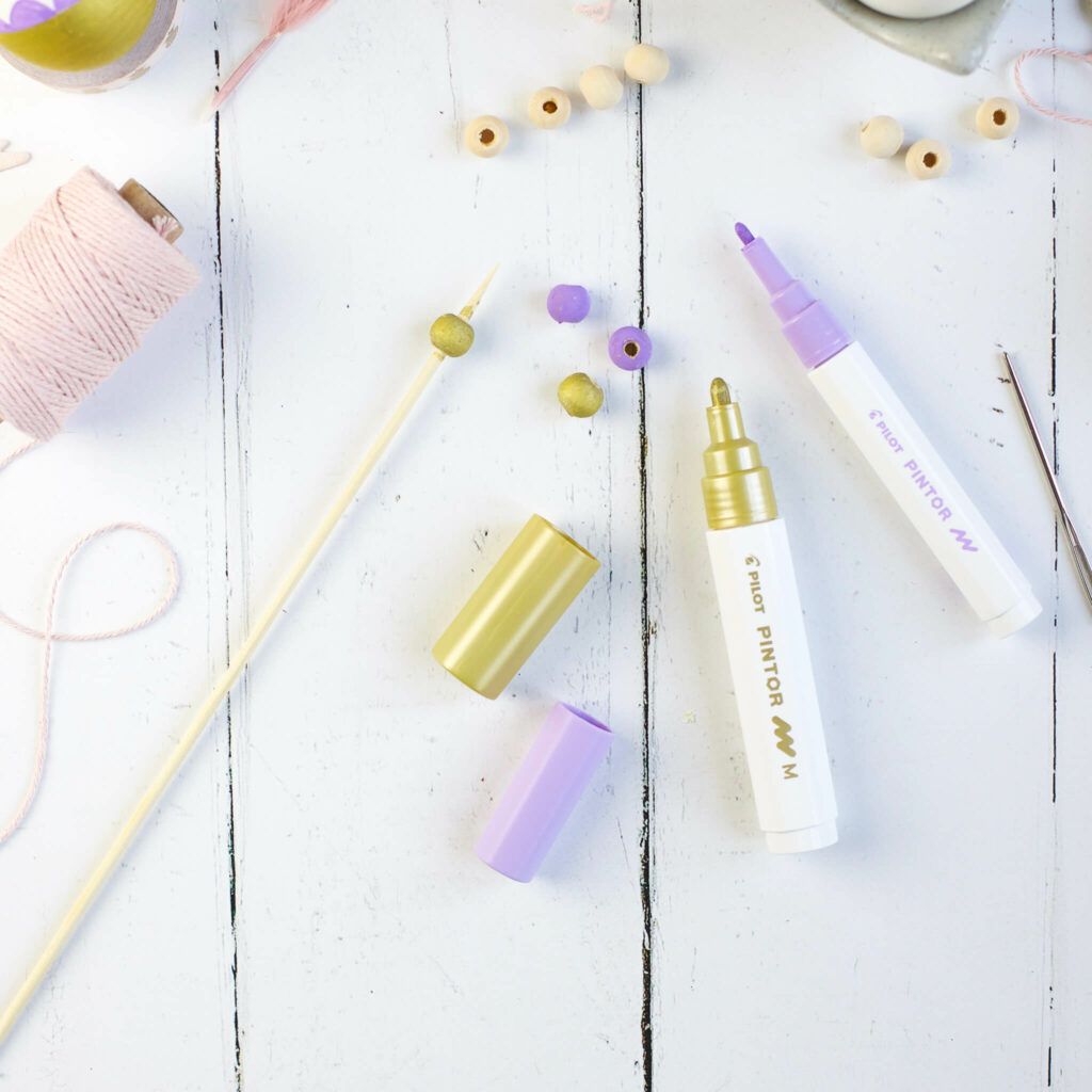 Holzperlen mit Markern anmalen