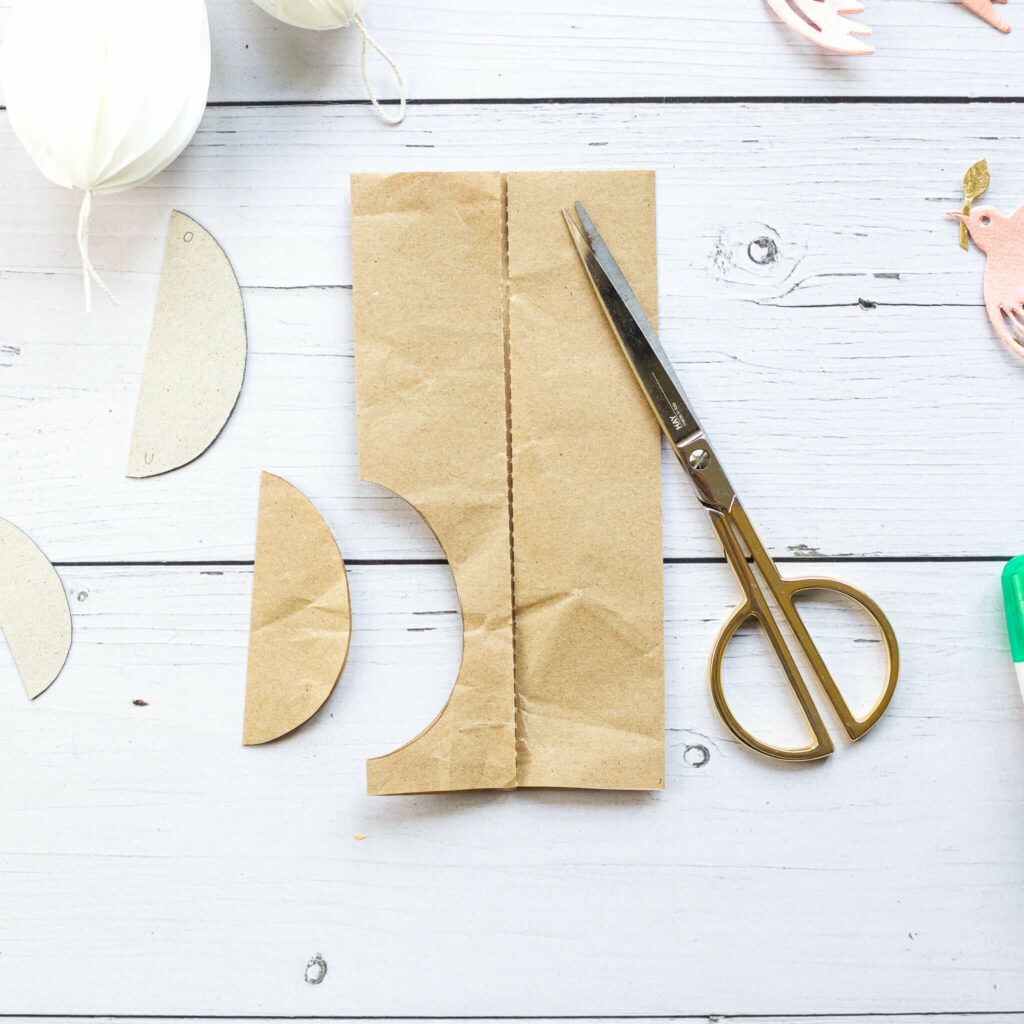 Papiereier aus Papier ausschneiden