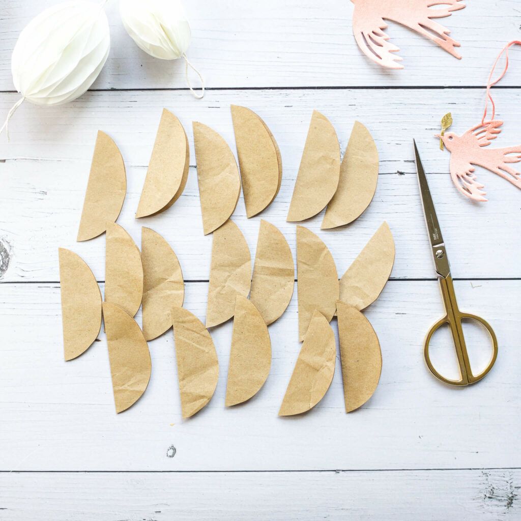 18 Papiereier ausschneiden für Waben Ei