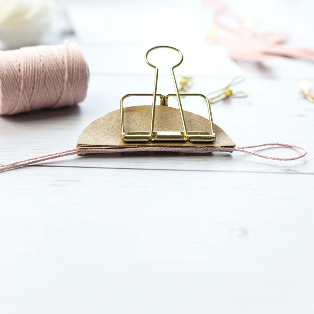 Mit einer Klammer fixieren