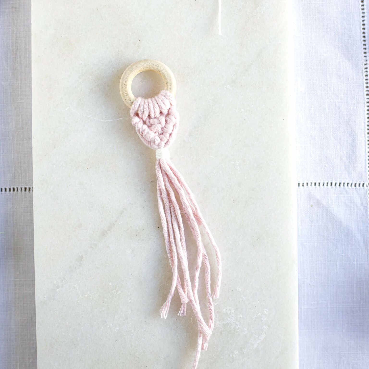 Mini Makramee Anhänger als Geschenkidee mit Anleitung