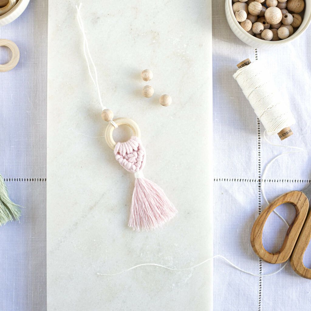 Mini Makramee Anhänger als Geschenkidee mit Anleitung