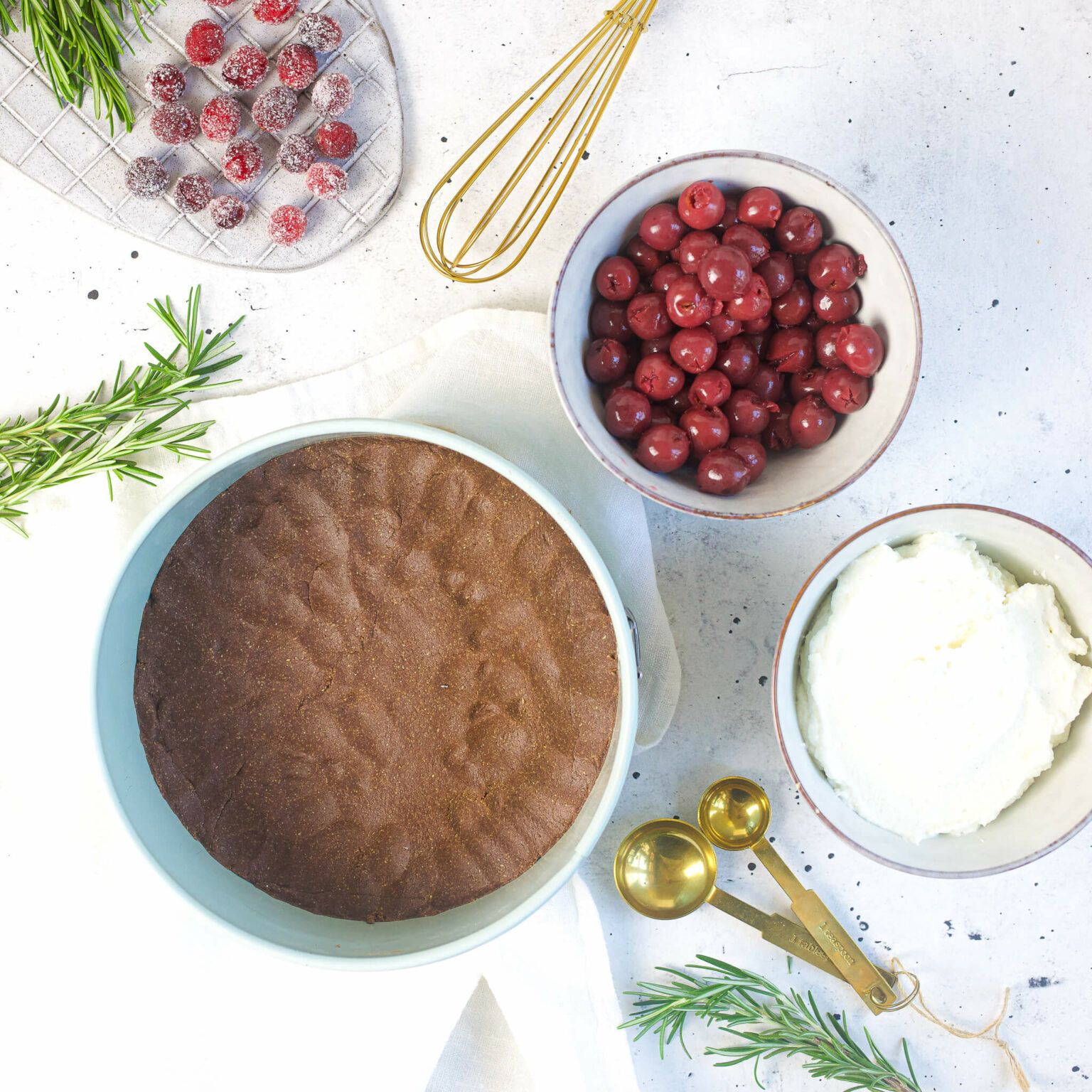 No Bake Kirschkuchen mit Punch weihnachtlich dekoriert