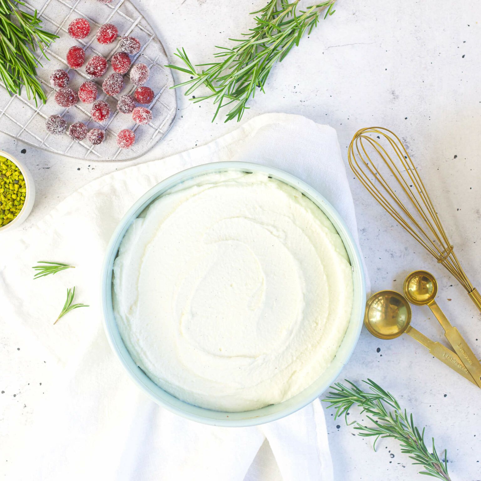 No Bake Kirschkuchen mit Punch weihnachtlich dekoriert