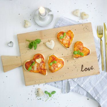 Holzbrett mit Gravur und Herz Pizza
