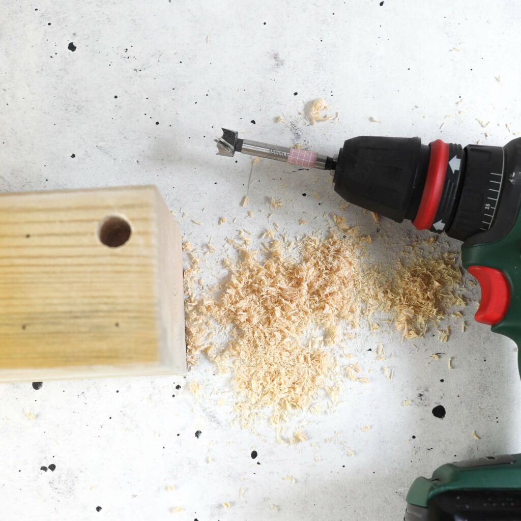 Loch in Stifthalter aus Holz bohren