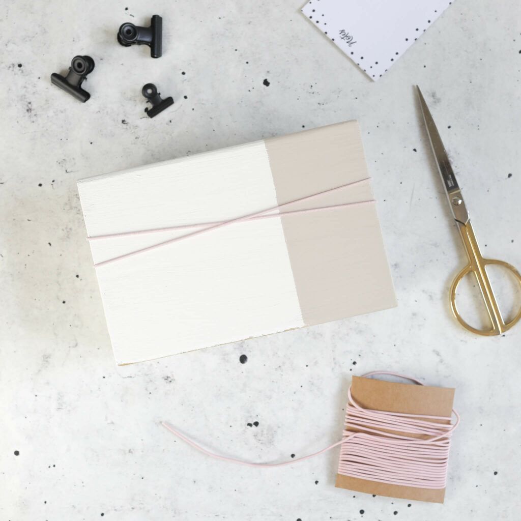 Gummiband um den Stifthalter wickeln