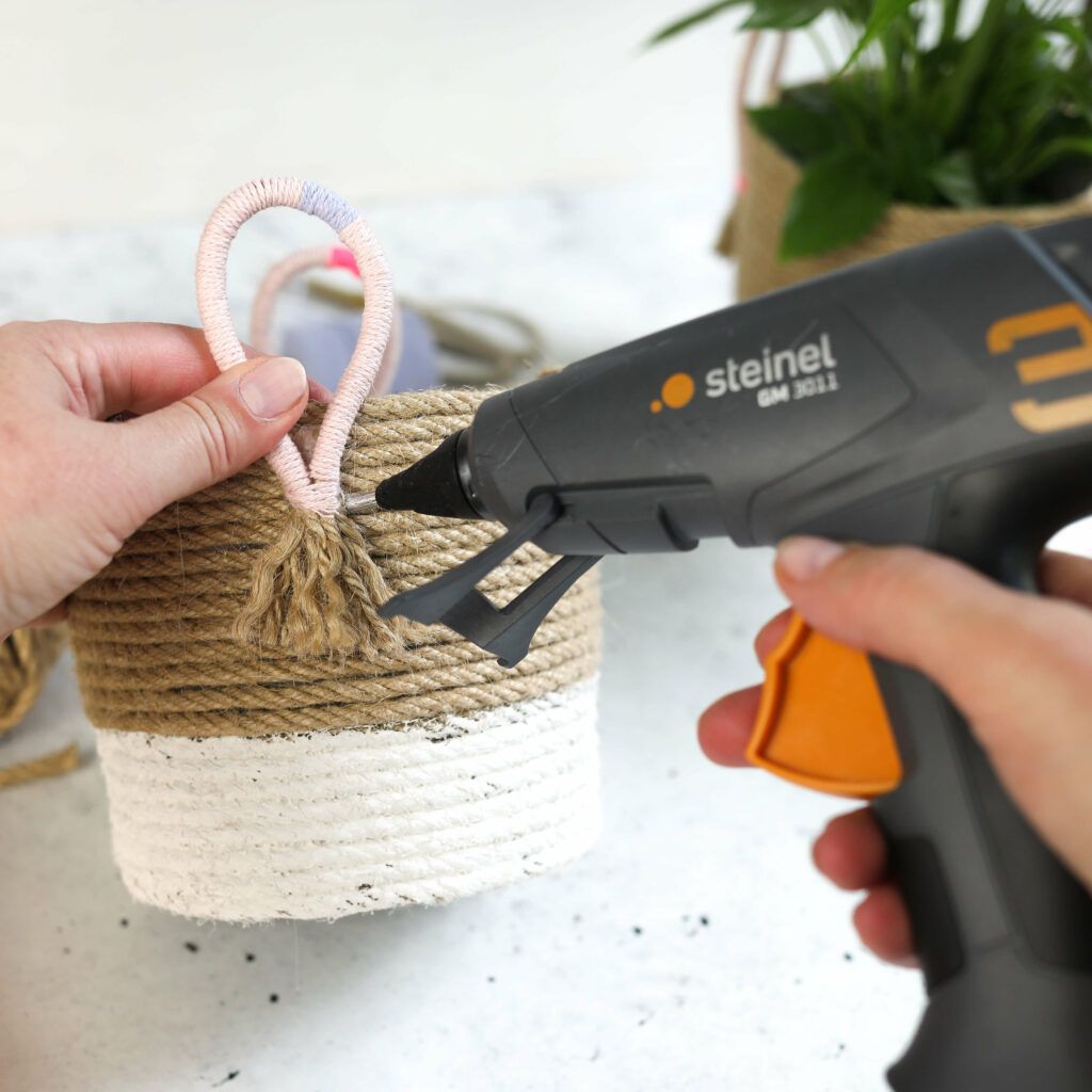 Seil Quasten mit dem Heißkleber am Topf befestigen