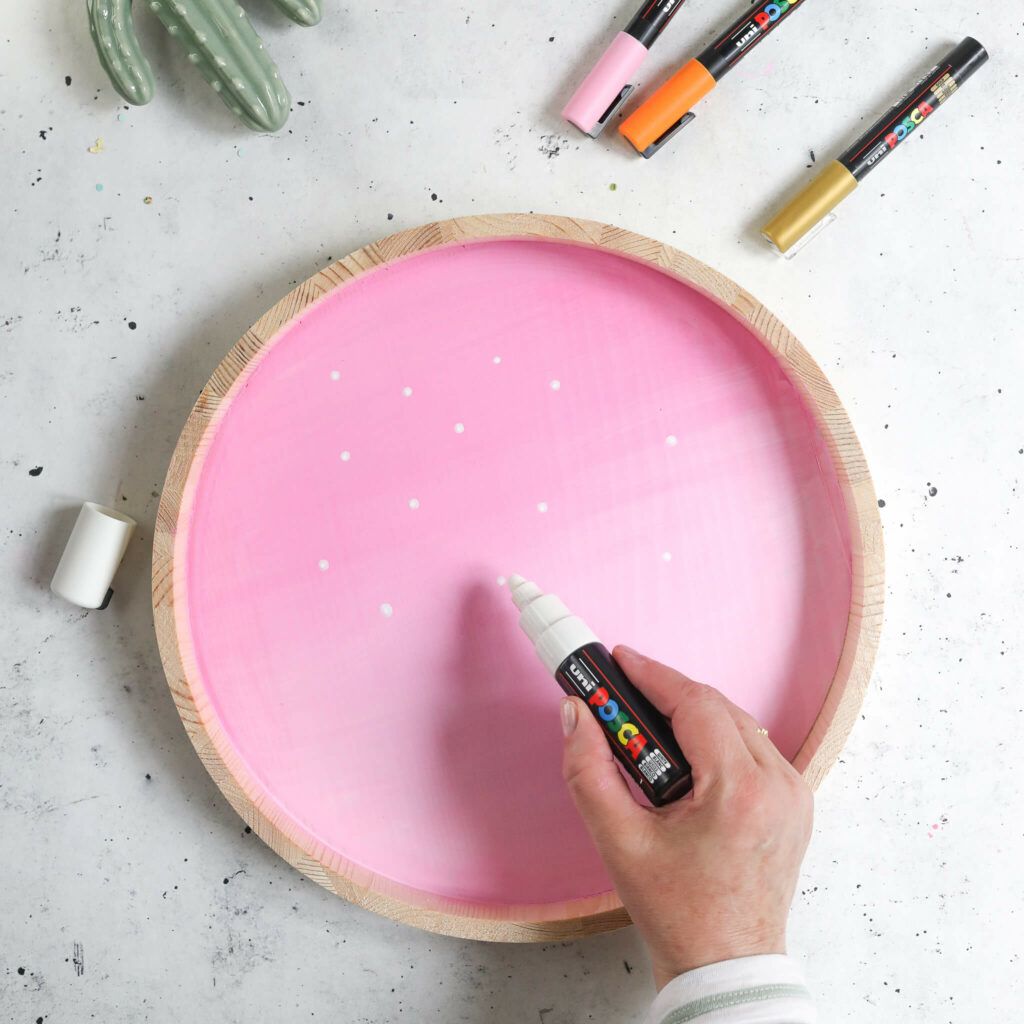 Tablett im Farbverlauf anmalen und mit Punkten verzieren