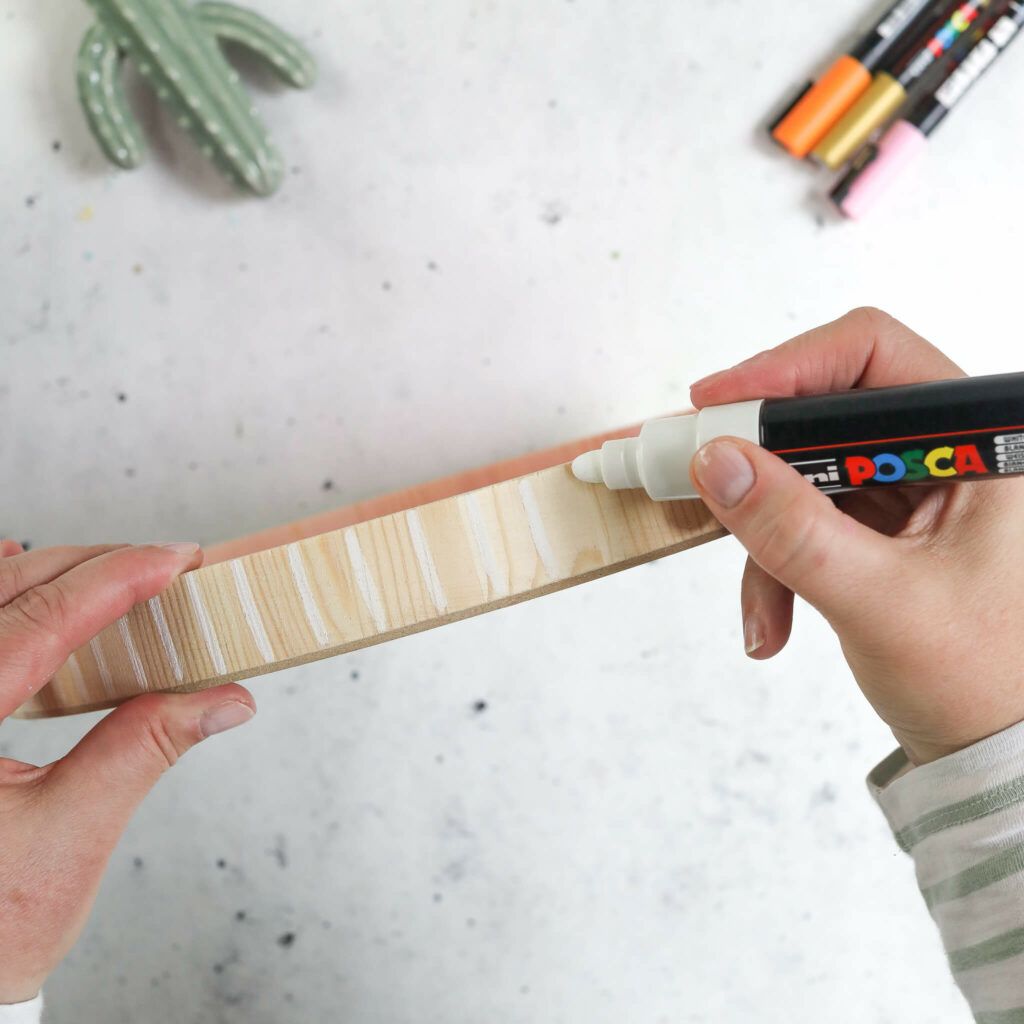 Tablett im Farbverlauf anmalen und mit Streifen verzieren.