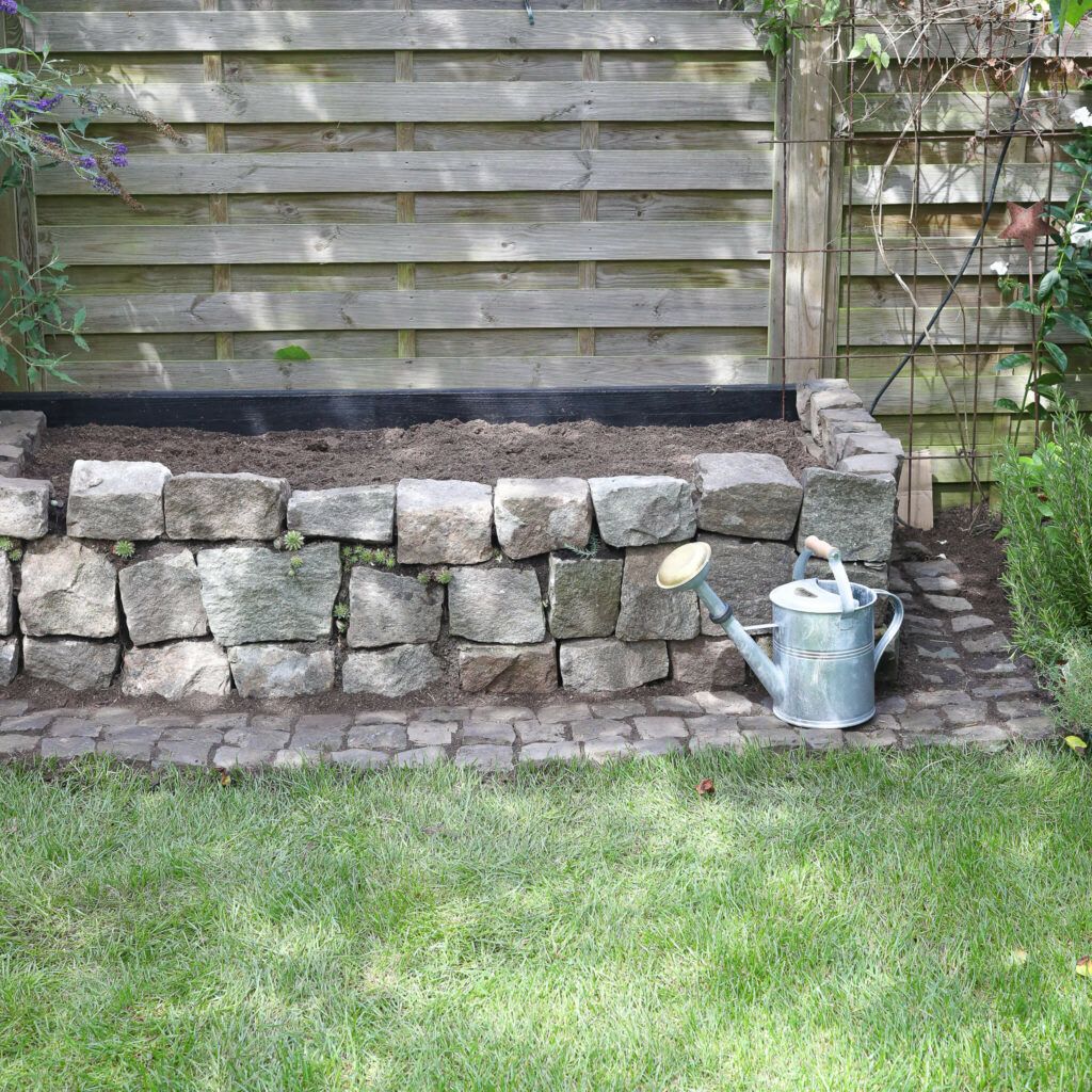 Kräuterbeet aus Natursteinmauer bauen