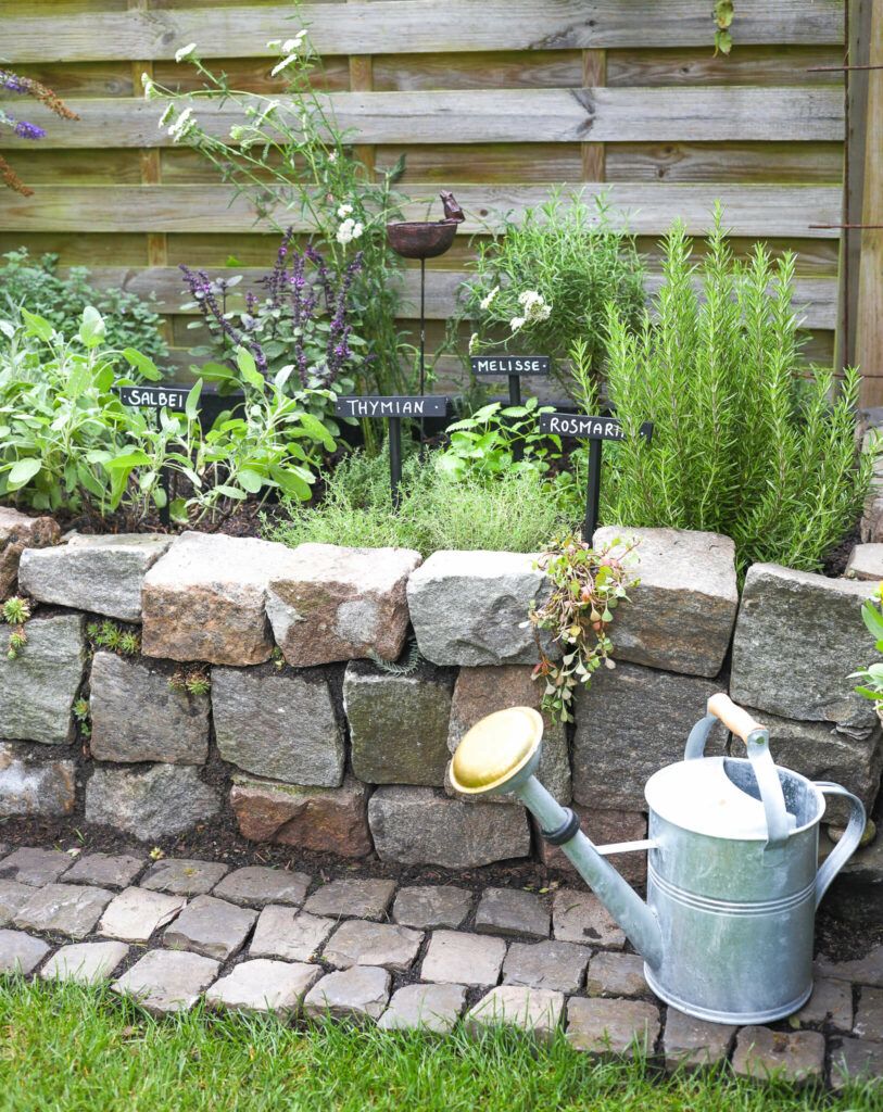 Kräuterbeet mit natursteinmauer anlegen und torffreie Erde benutzen