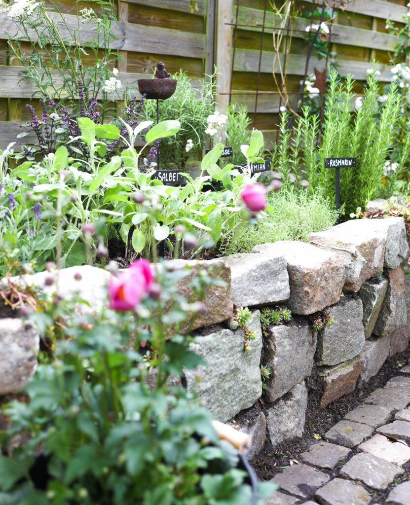 Torffrei Gärtnern und ein Kräuterbeet mit Natursteinmauer