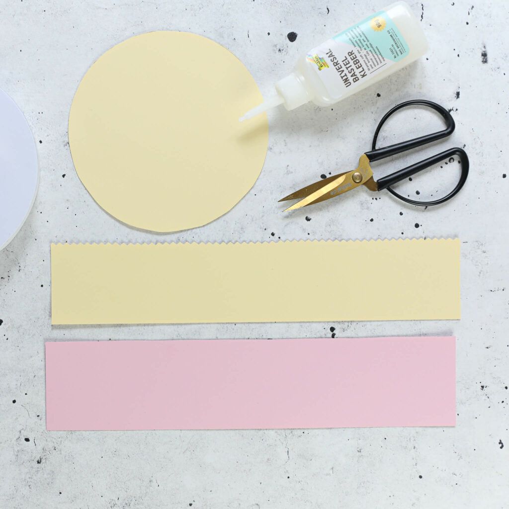 Papier für Torte zuschneiden