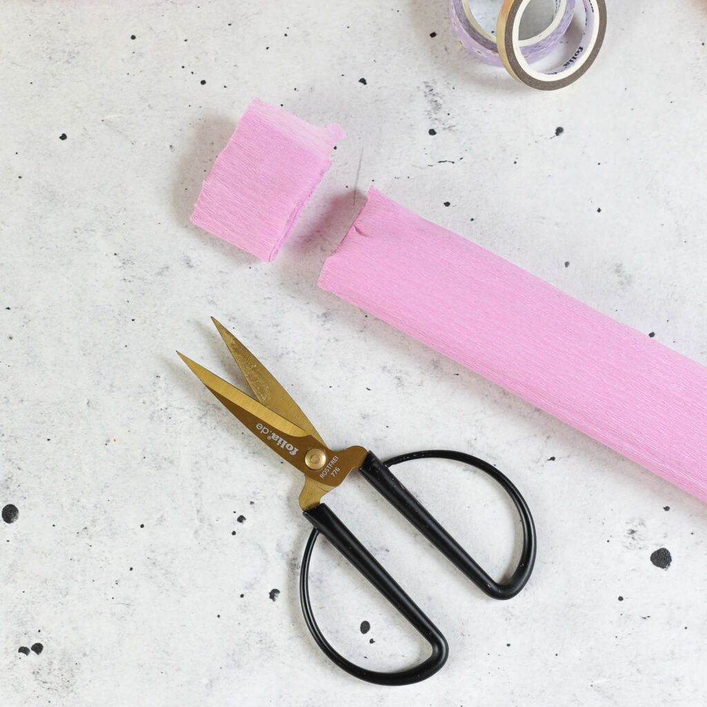 Rüschenborte aus Krepppapier zuschneiden