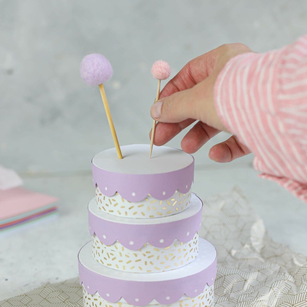 Filzkugeln auf die Torte stecken