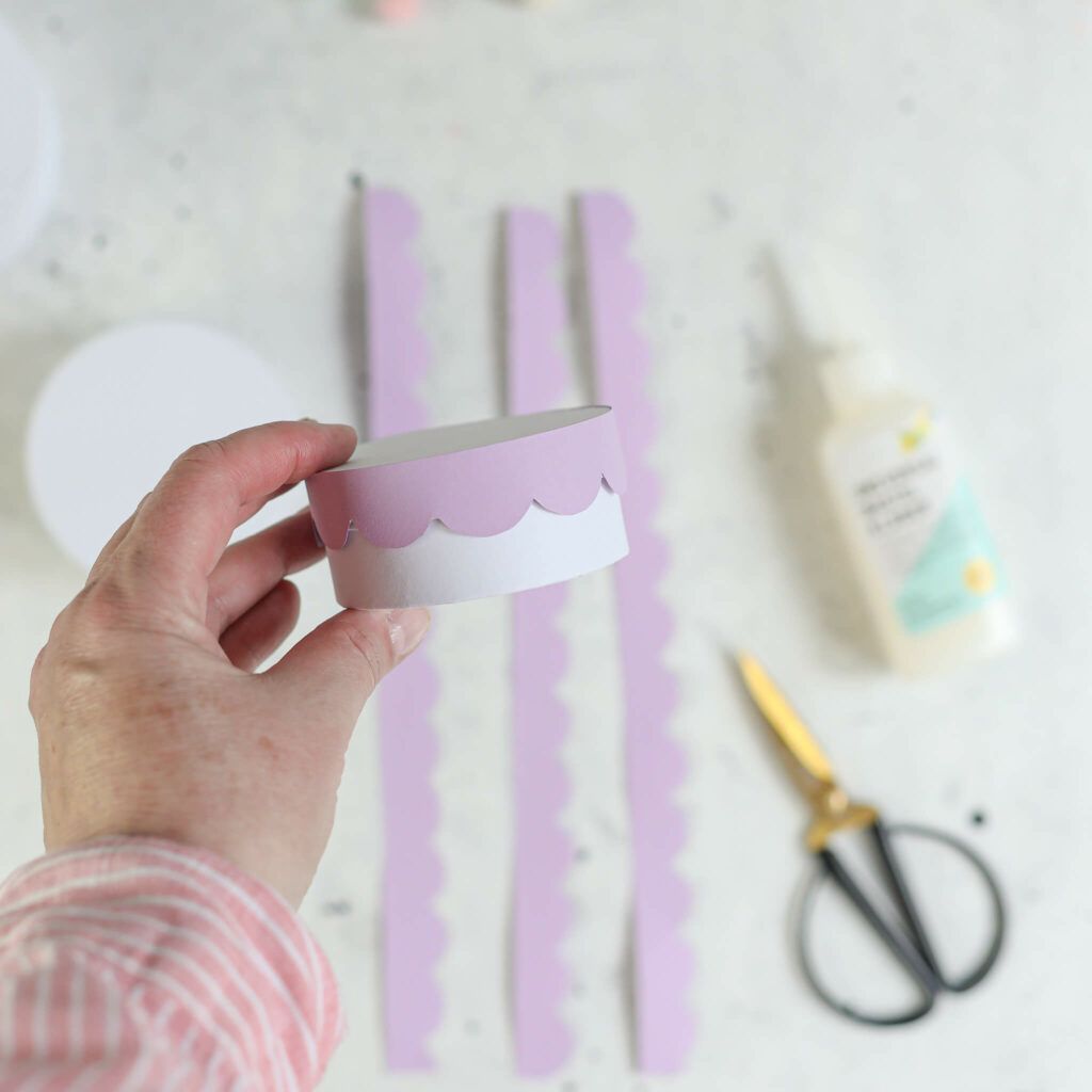 Wellenrand auf Pappschachtel kleben