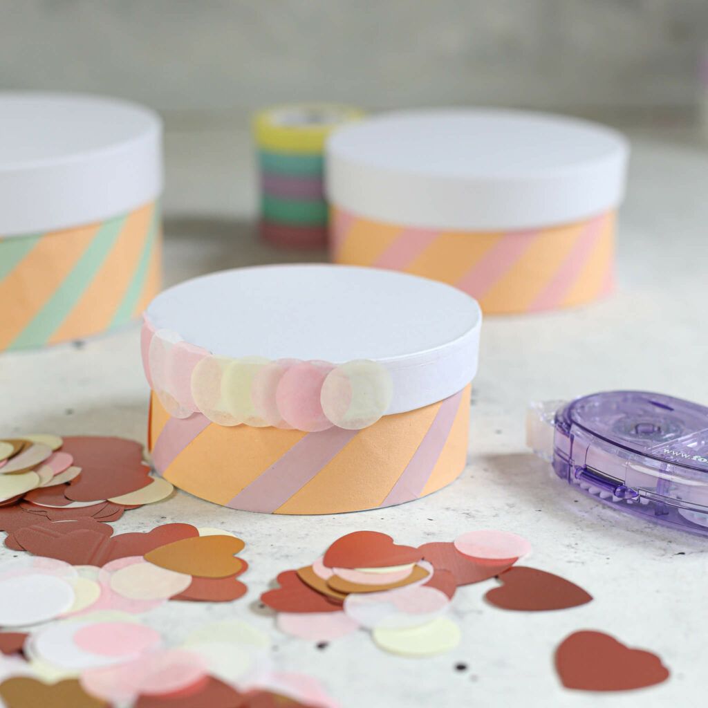 Konfetti auf Deckelrand kleben