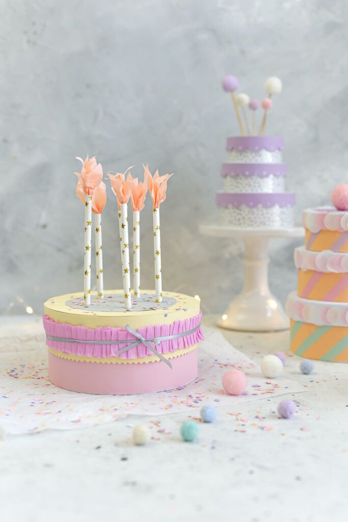 Geburtstagstorte aus Pappschachteln basteln