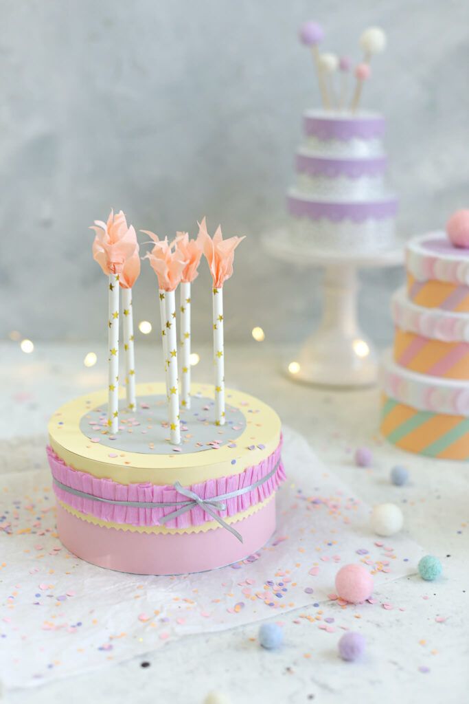 Geburtstagstorte aus Pappschachtel mit Kerzen aus Strohhalmen