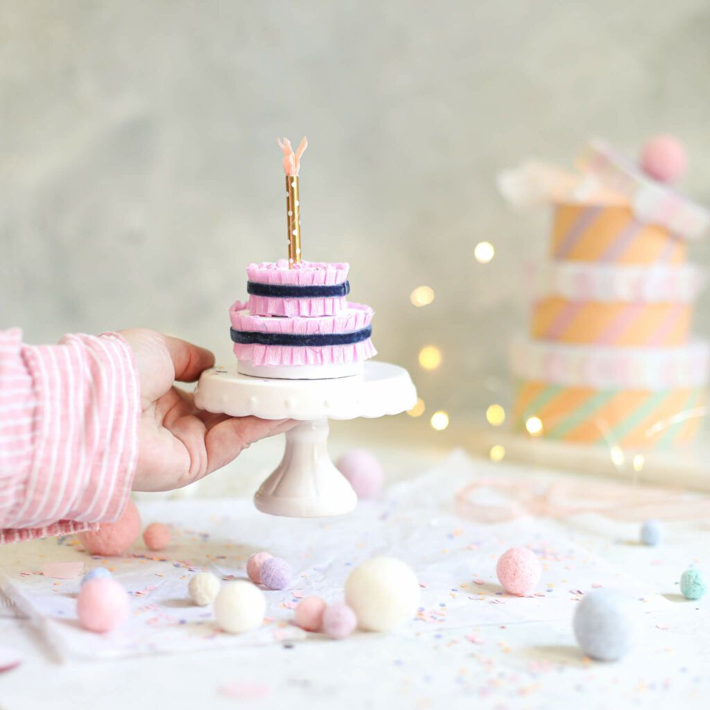 Minitorte aus Pappschachteln basteln als Geschenkidee