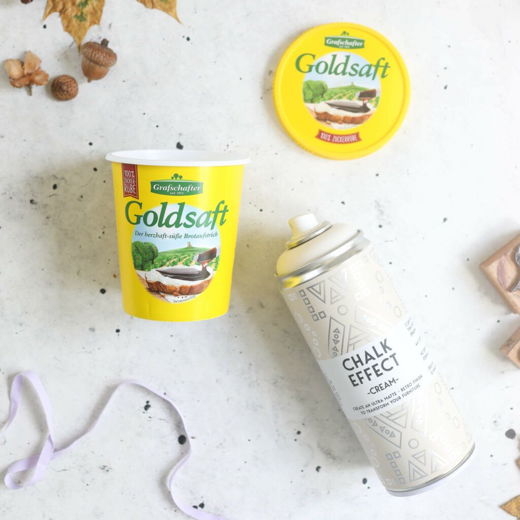 Becher mit Sprühlack lackieren