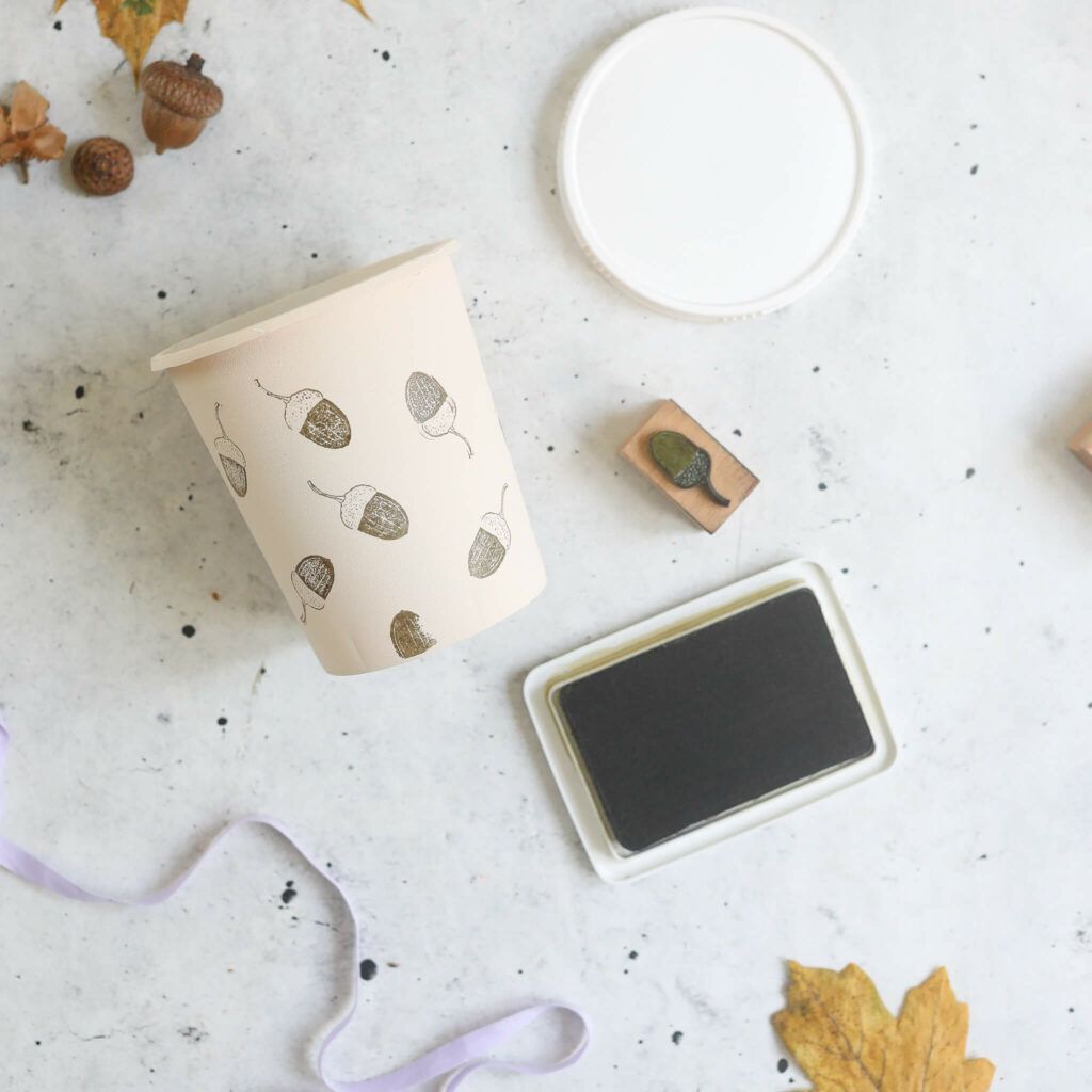 Becher mit Stempeln verzieren