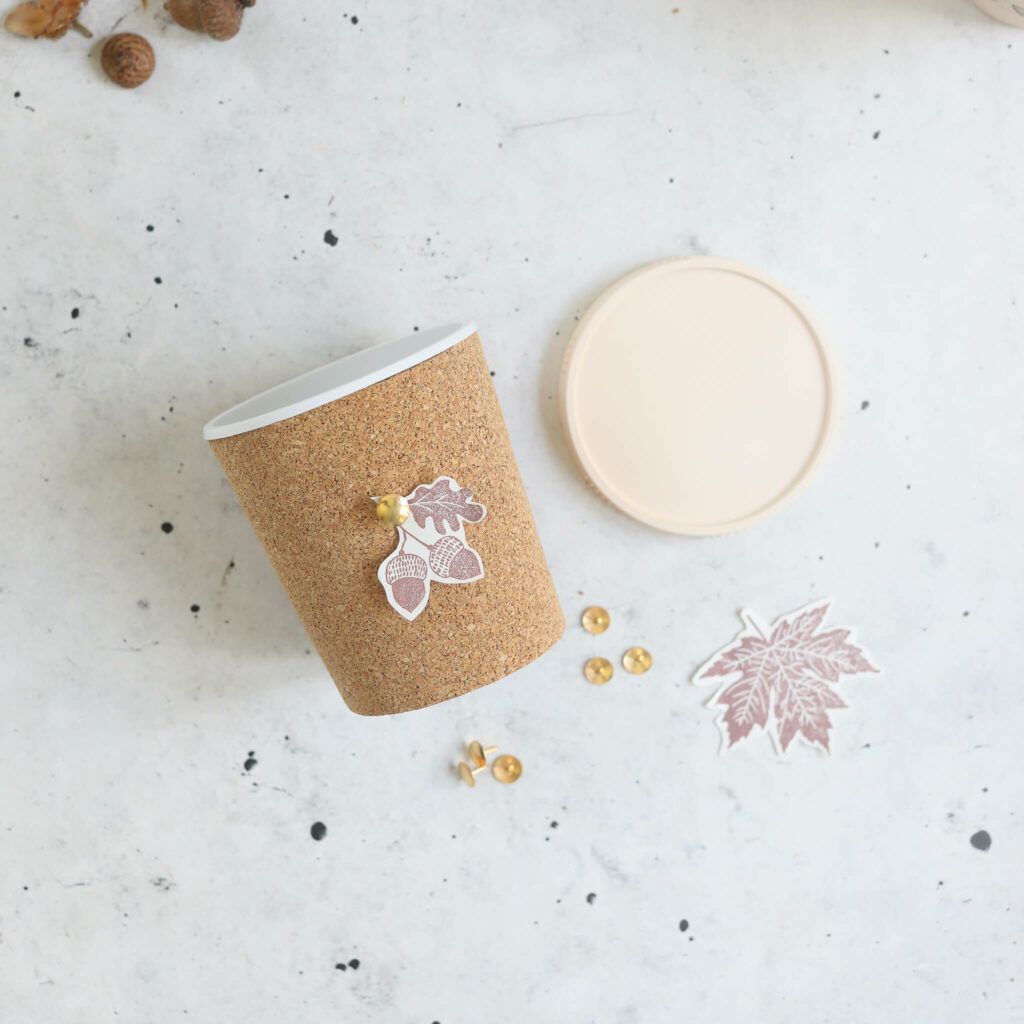 Korkplatte auf Aufbewahrungsdose kleben