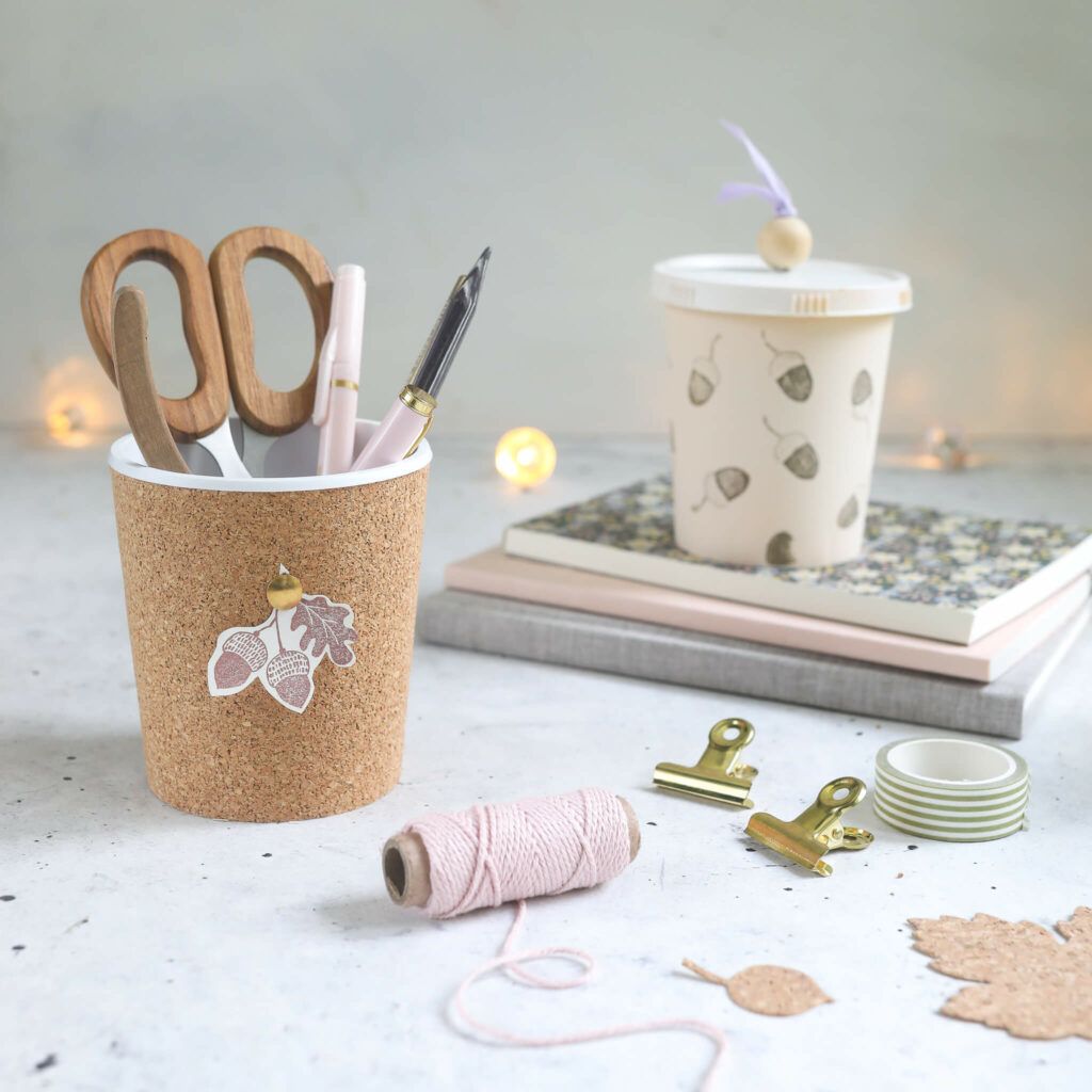 Aufbewahrungsbecher mit Kork bekleben