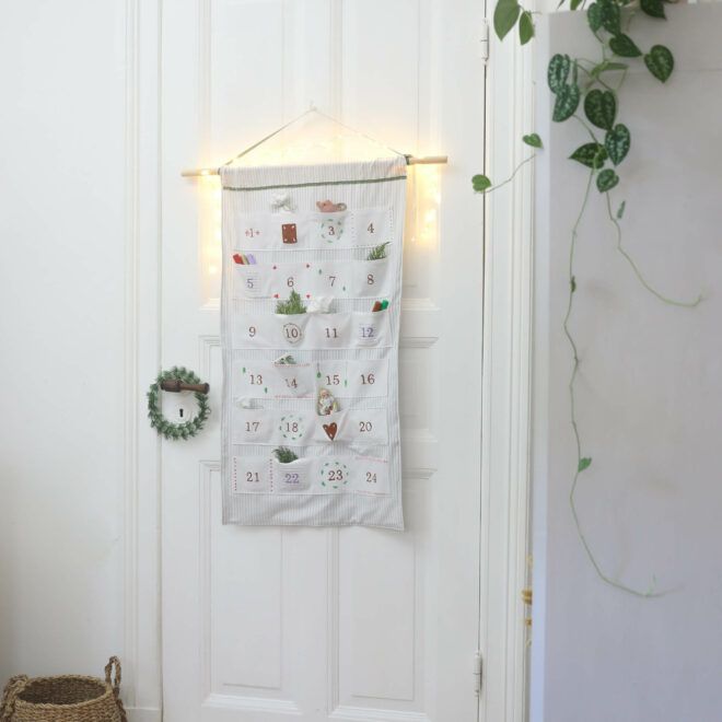 Adventskalender mit Taschen zum Aufhängen