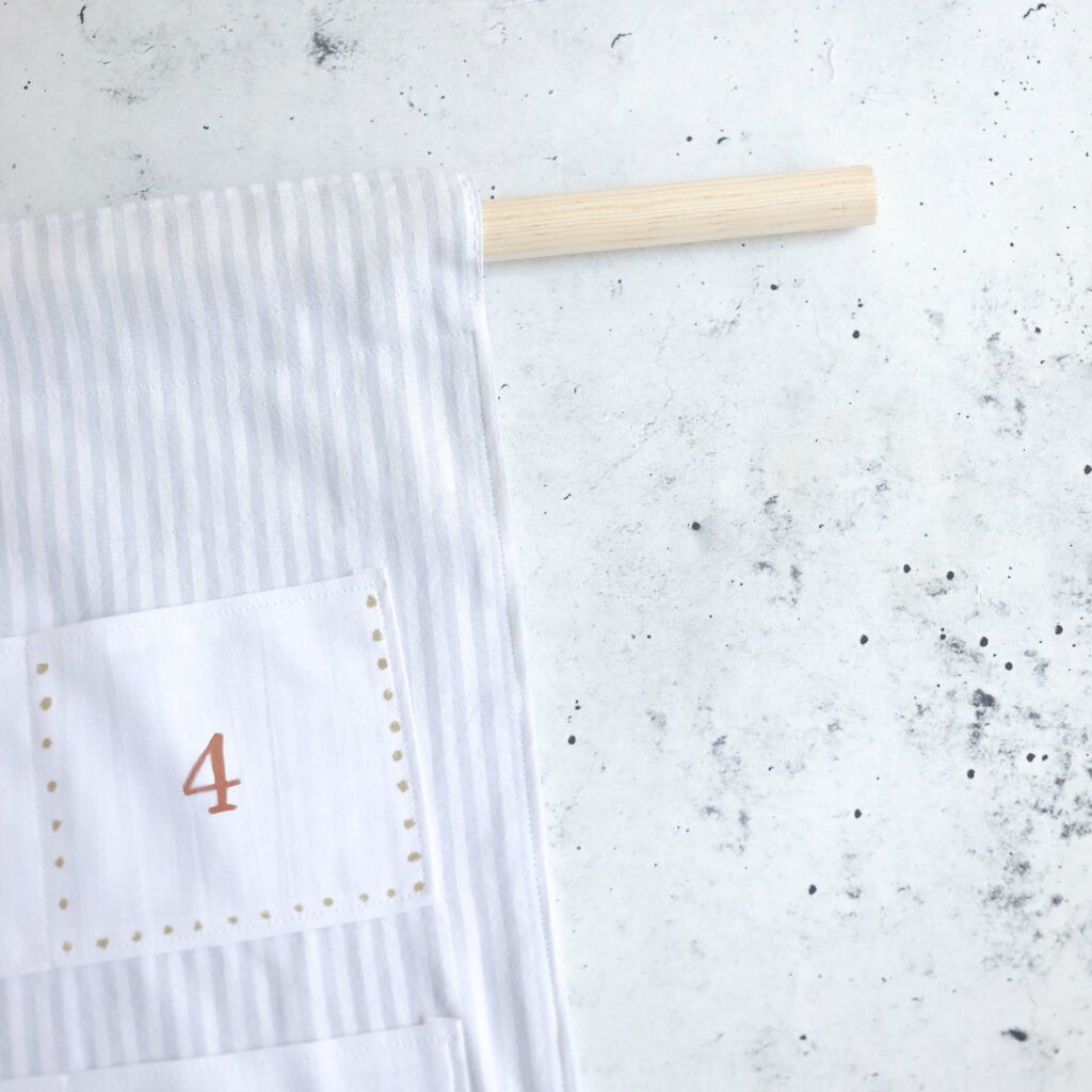 Stange in den Adventskalender einführen