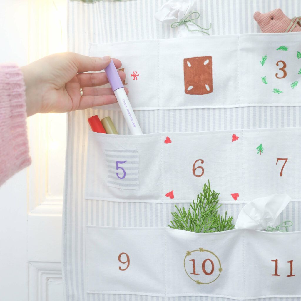 Adventskalender mit Taschen zum Aufhängen selber machen