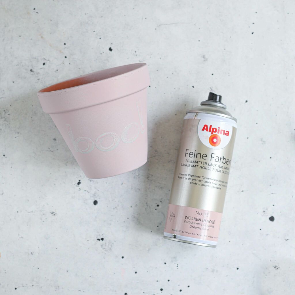 Motive auf Blumentopf kleben und besprühen