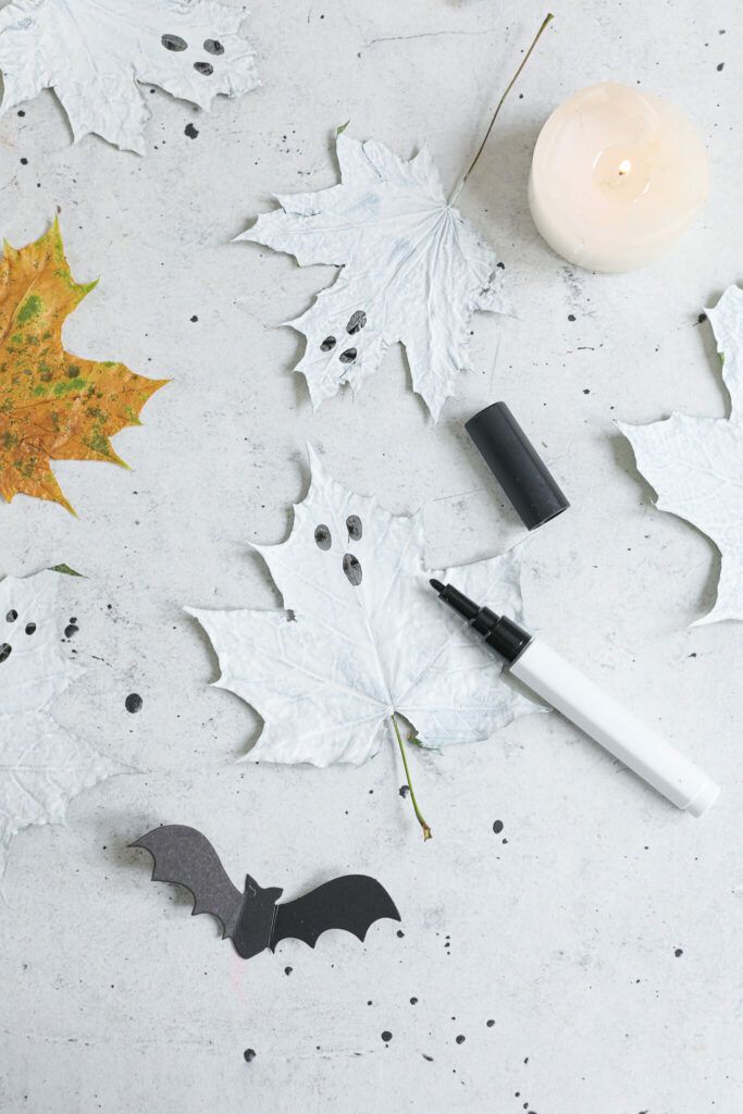 DIY Geisterblätter mit Farbe anstreichen
