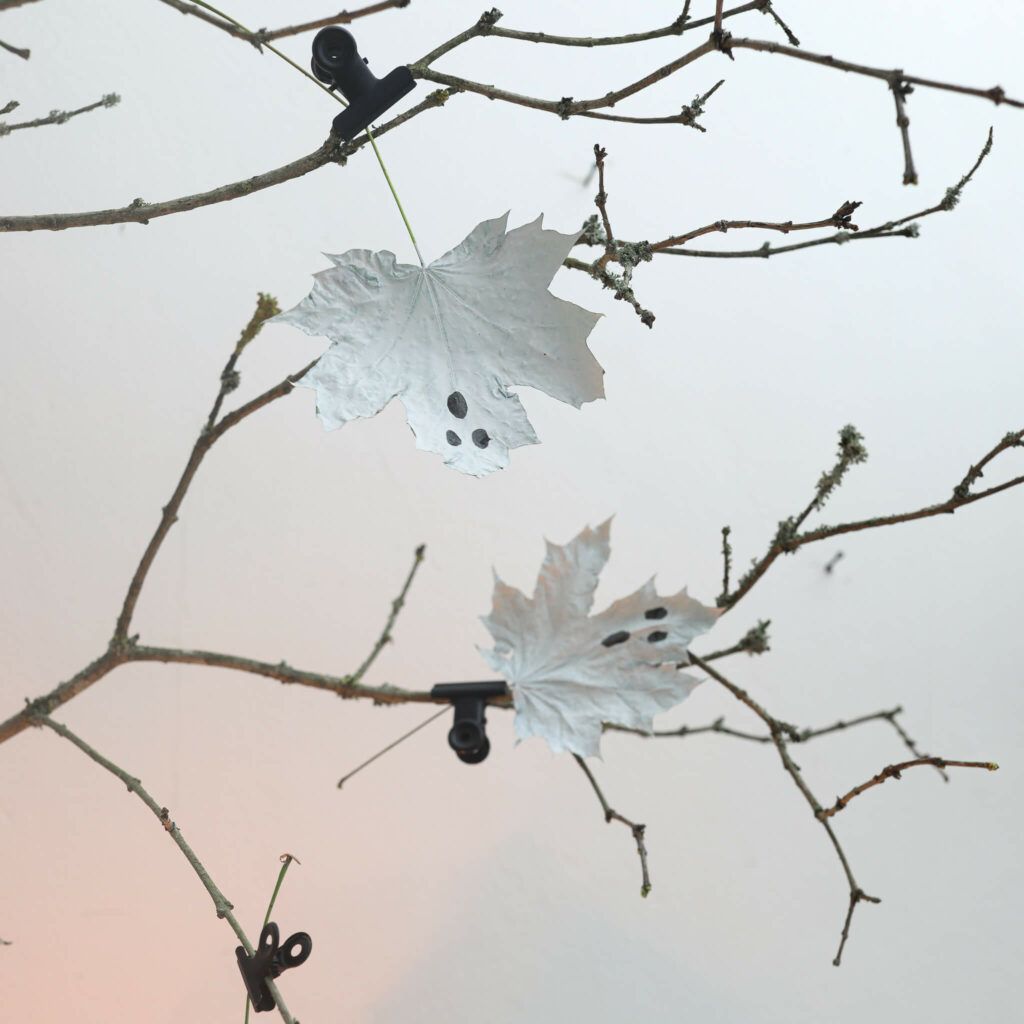 Geister aus Blättern basteln und bemalen