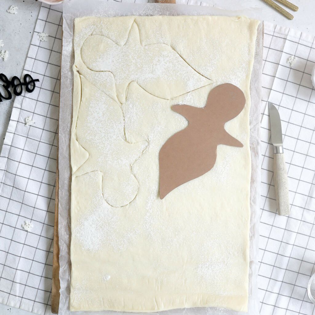 Schablone auf Hefeteig legen