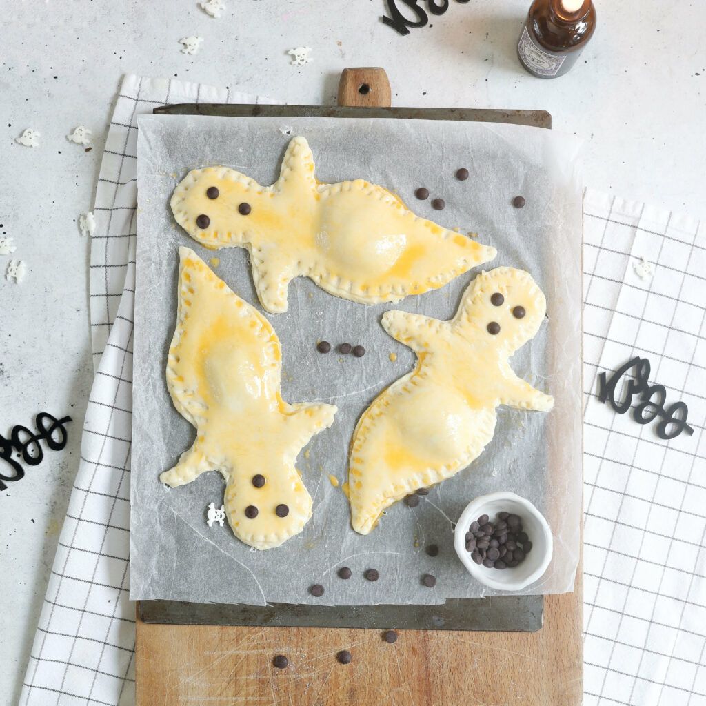 kleine Schokotröpfchen als Augen auf die Weckgespenster drücken