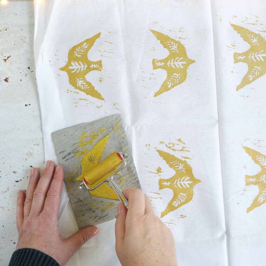 Linoldruck auf Stoff für kleine Anhänger