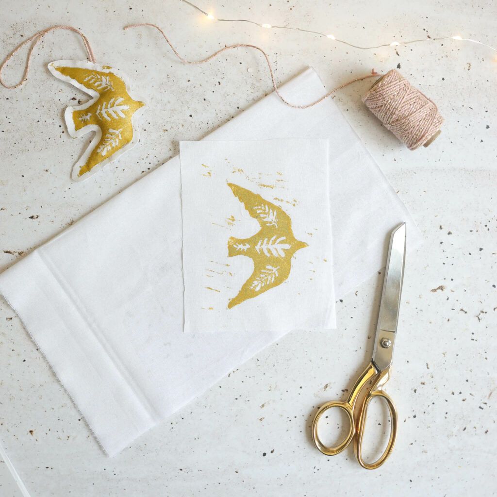 Linoldruck auf Stoff für Anhänger