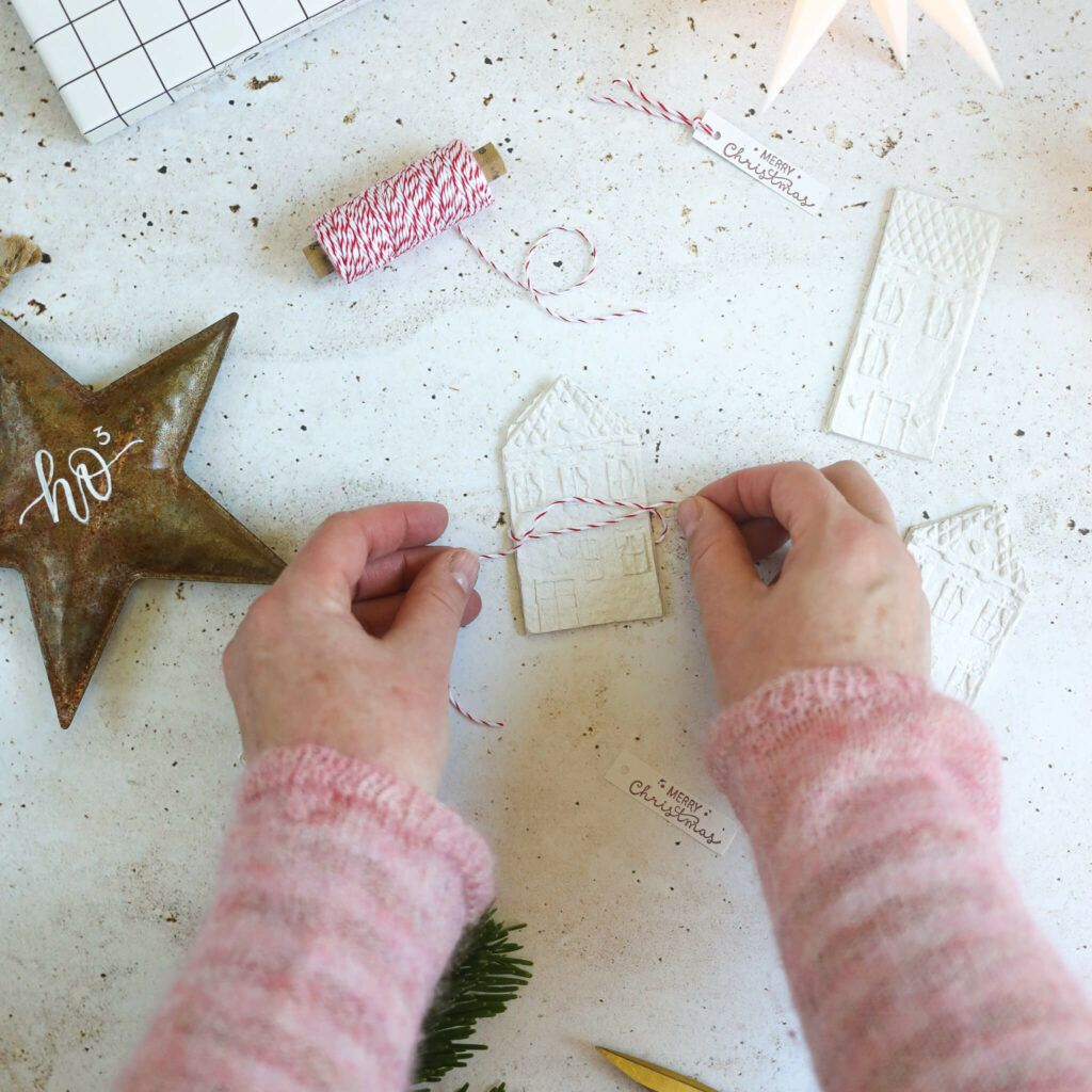 Band um Papierrelief Häuschen binden