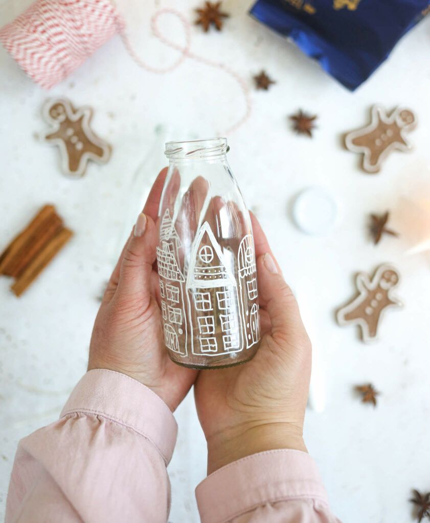Flaschen für Lebkuchensirup mit Motiven bemalen