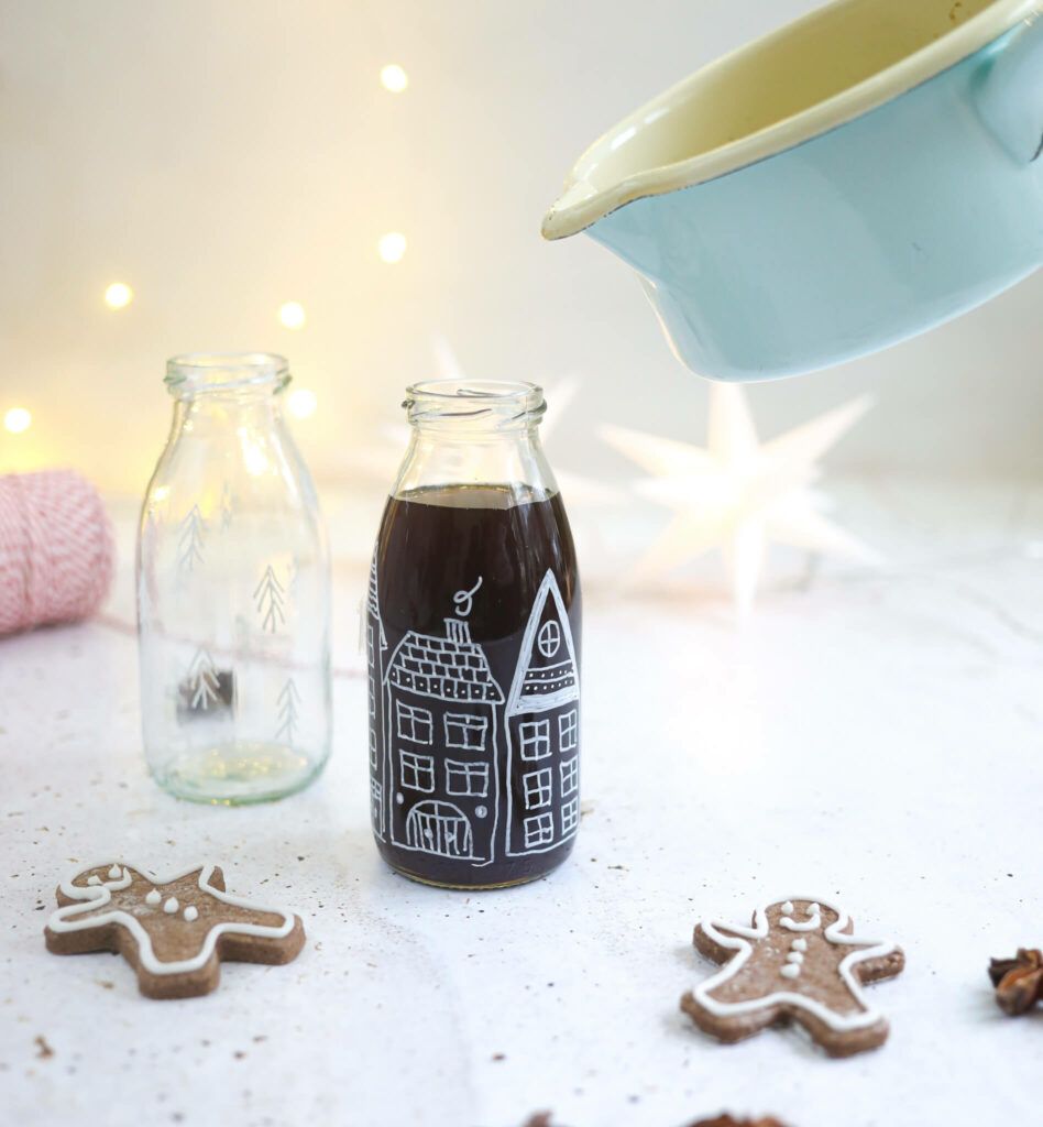 Lebkuchensirup in Flachen füllen