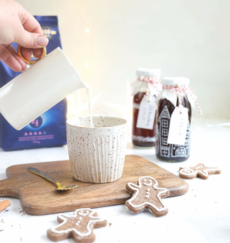 Heiße Milch für Lebkuchen Latte