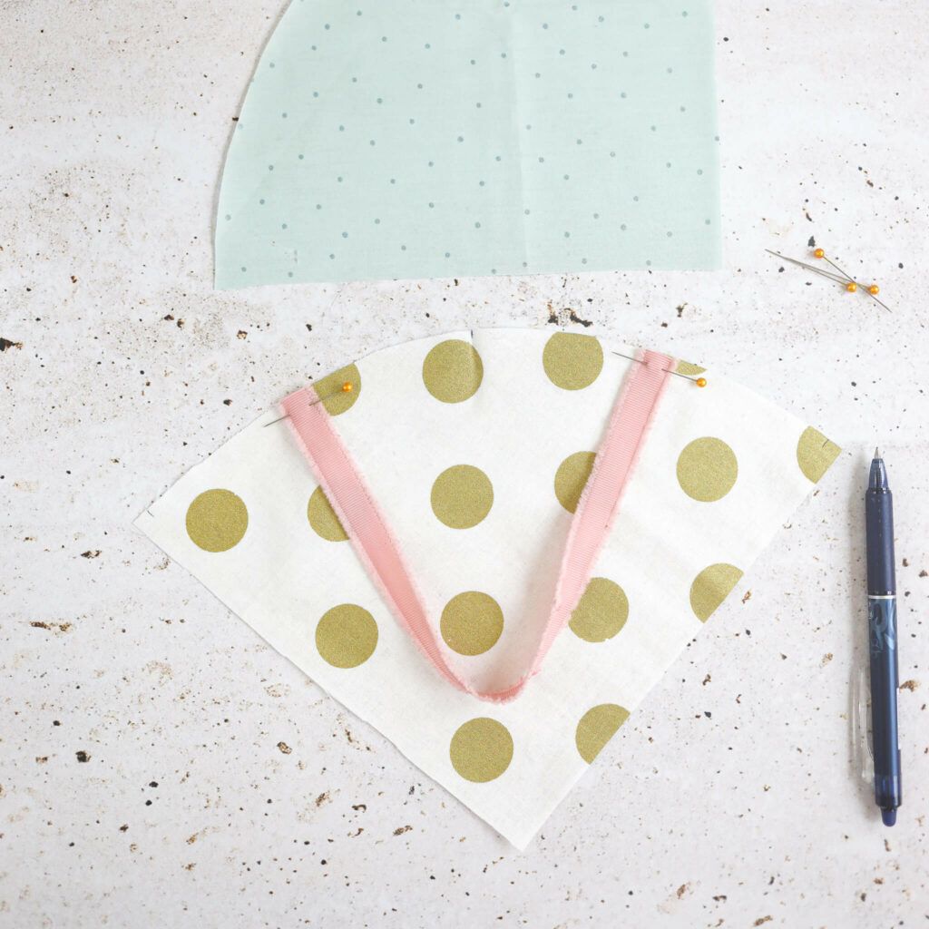 Bänder einsetzten für Spitztüten aus Stoff mit Anleitung 