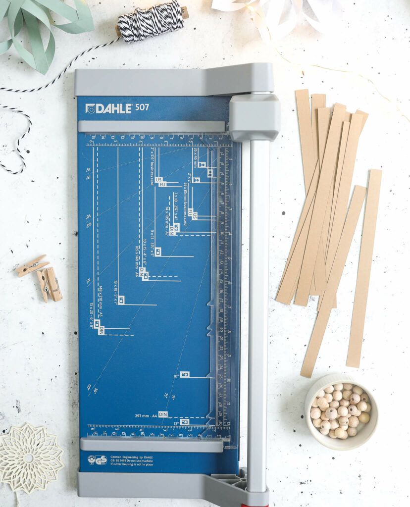 Papierstreifen mit Rollenschneider zuschneiden