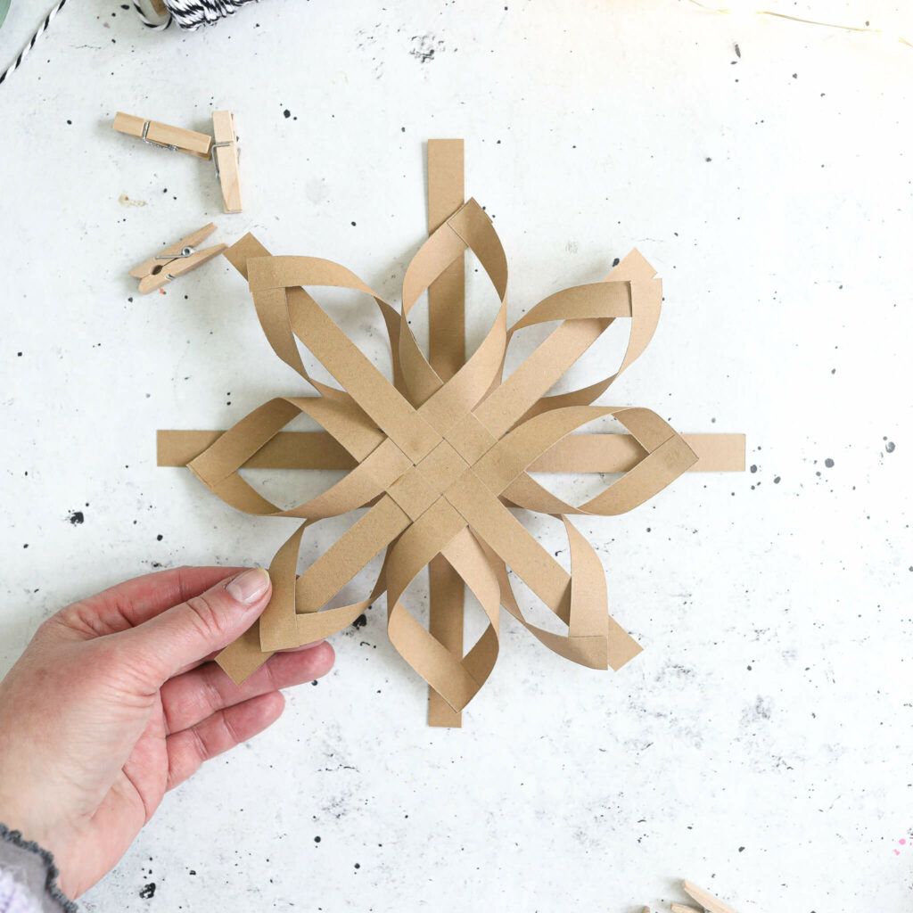 Weihnachtssterne aus Papierstreifen basteln