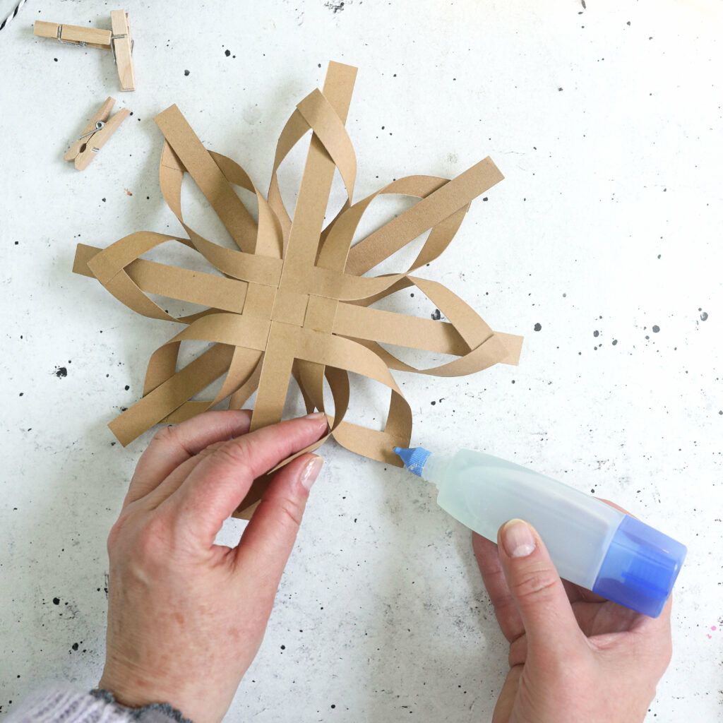 Weihnachtssterne aus Papierstreifen basteln