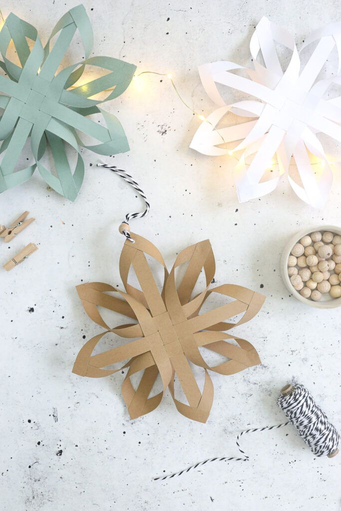 Weihnachtssterne aus Papierstreifen basteln